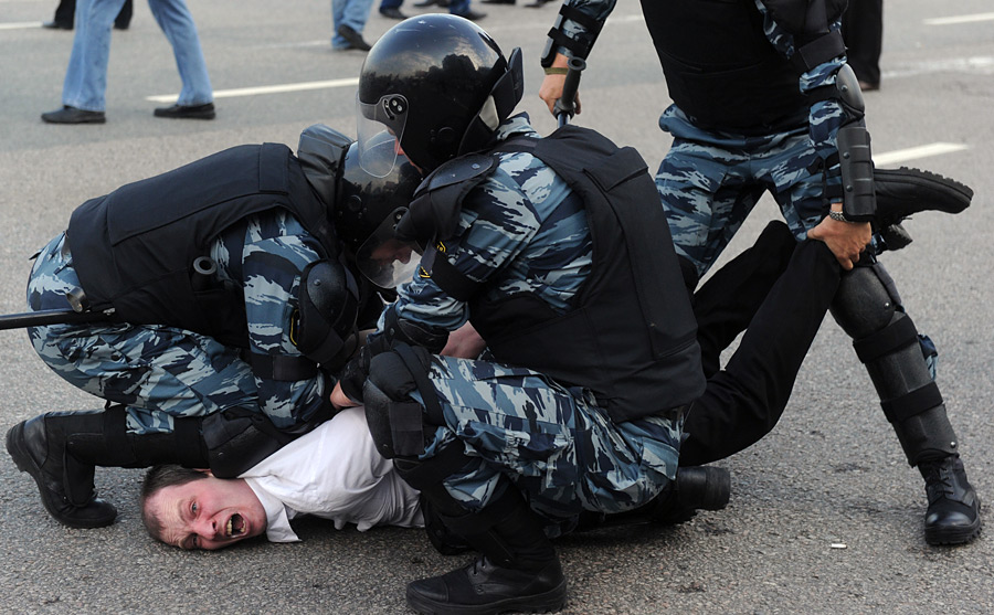 Большинство россиян поддерживает насилие полиции.)