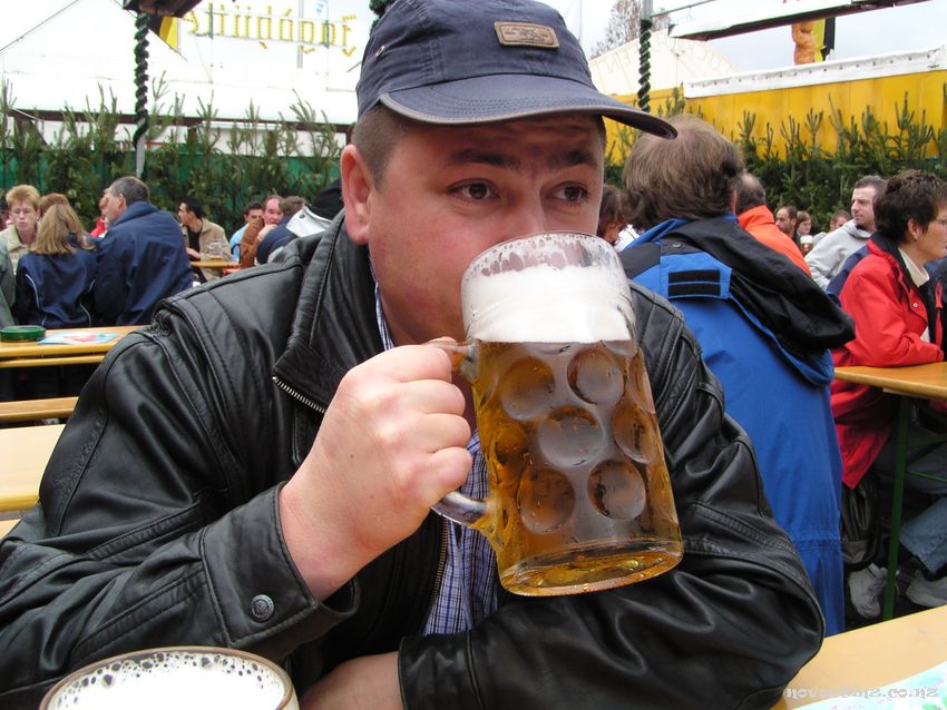 Попить пиво в москве. Русский мужик с пивом. Пацан с пивом. Пить пиво. Мужик пьёт пиво на улице.